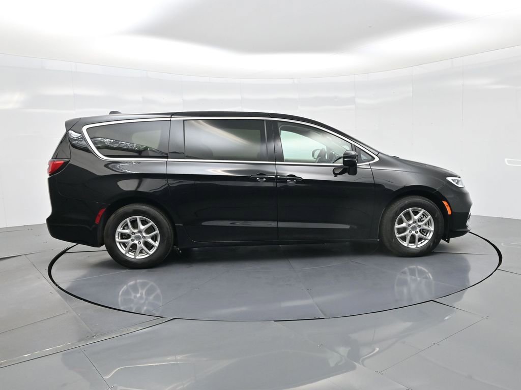 Used 2024 Chrysler Pacifica Touring-L image 5