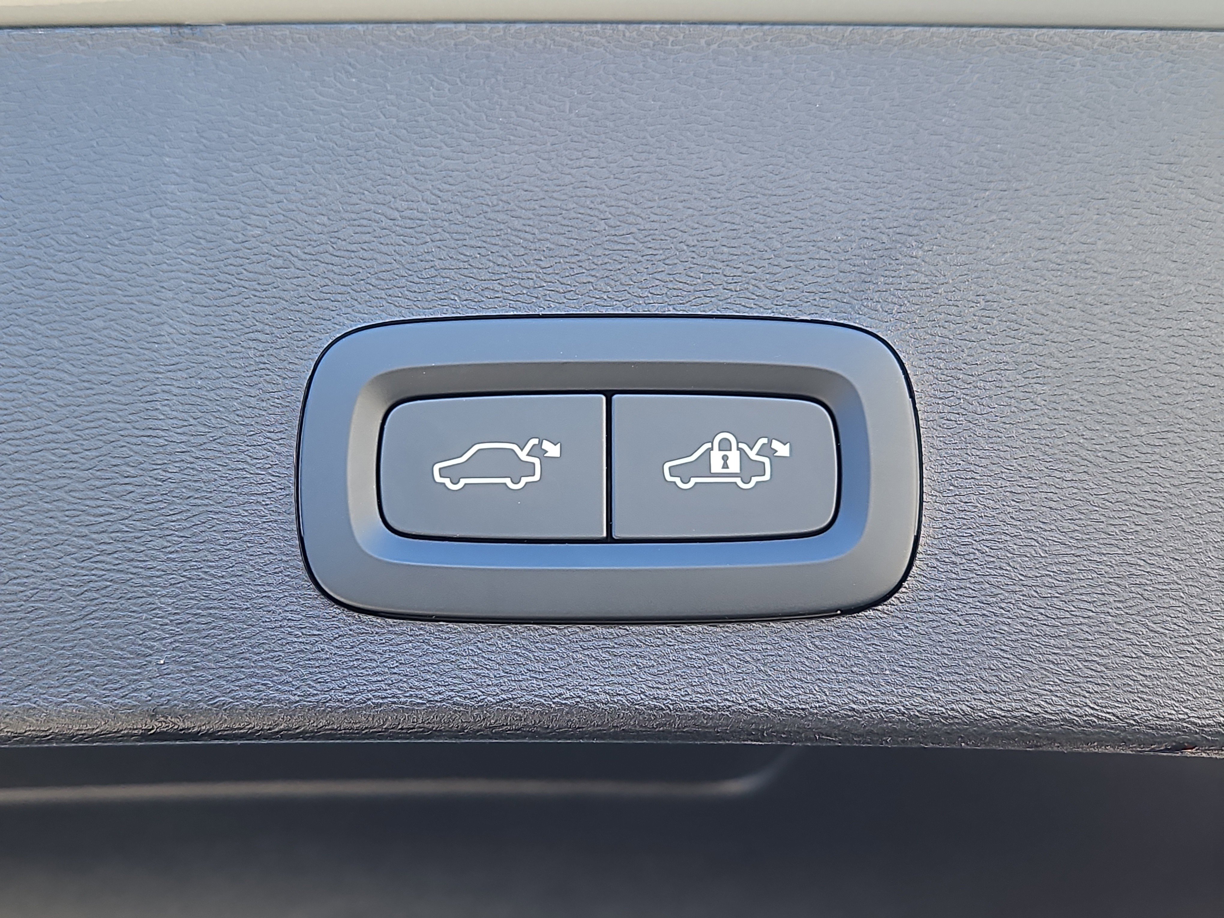 Used 2025 Volvo XC40 B5 Ultra w/ Climate Package image 16