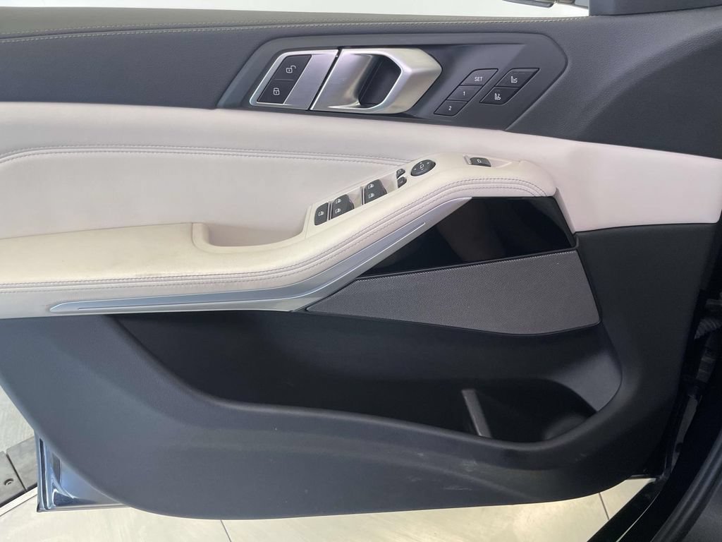 Used 2021 BMW X5 M50i w/ Parking Assistance Package AWD/4WD image 31