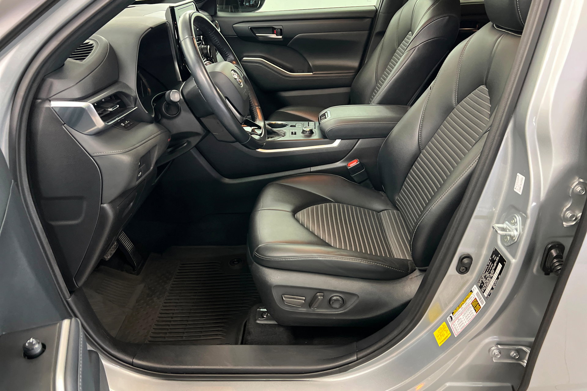 Used 2021 Toyota Highlander XSE AWD/4WD image 18