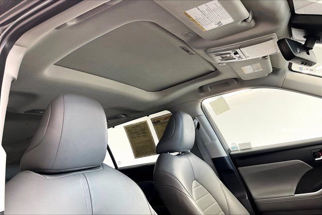 Used 2024 Toyota Highlander XLE FWD image 25