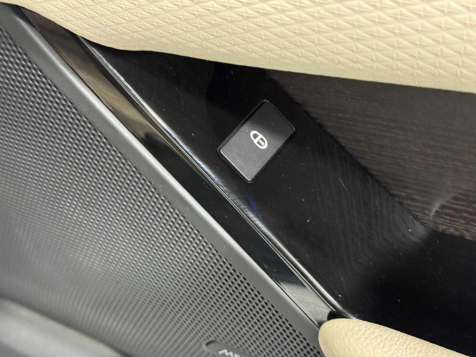 Used 2019 Land Rover Range Rover Velar S image 22