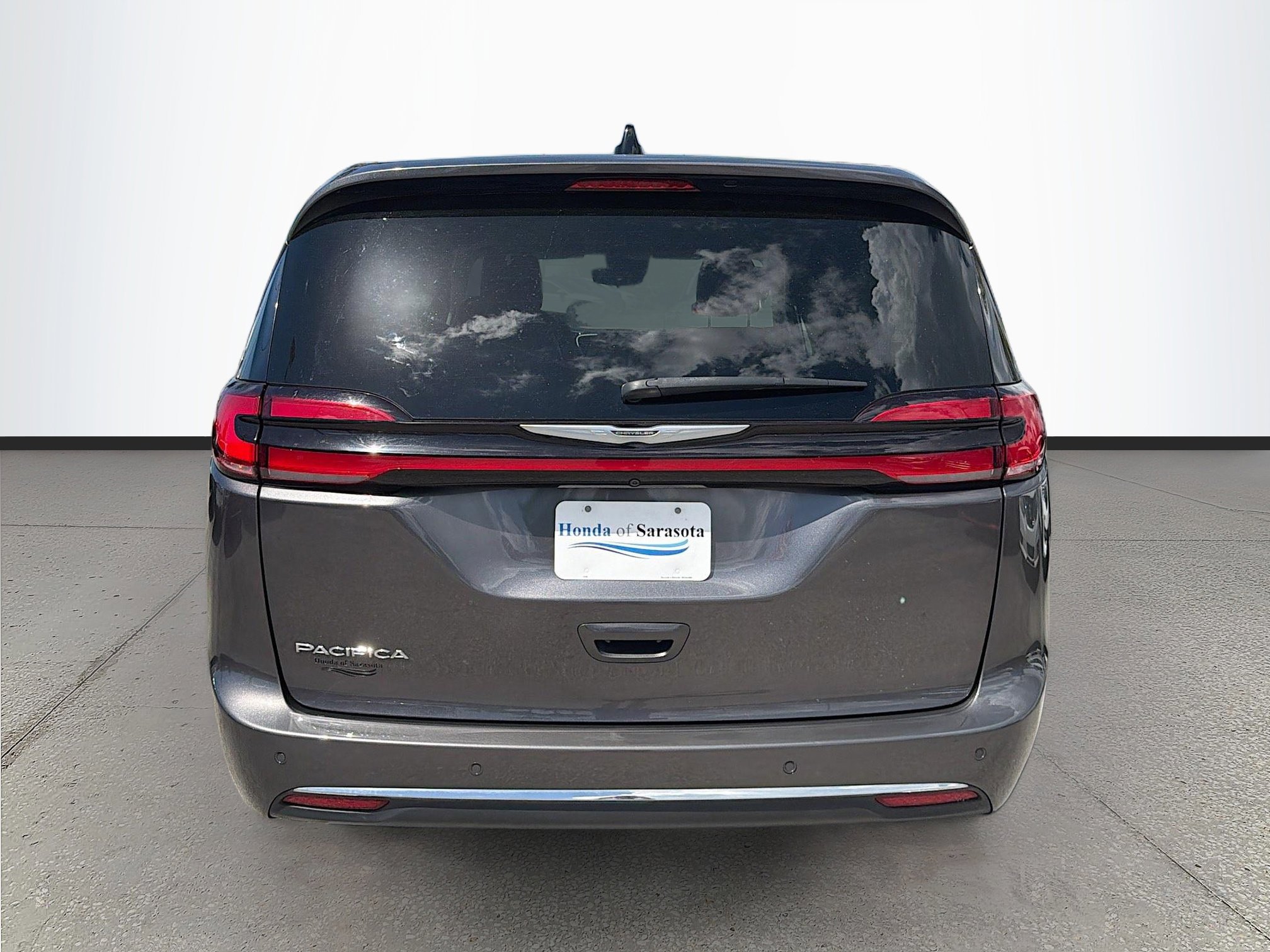 Used 2023 Chrysler Pacifica Touring-L image 6