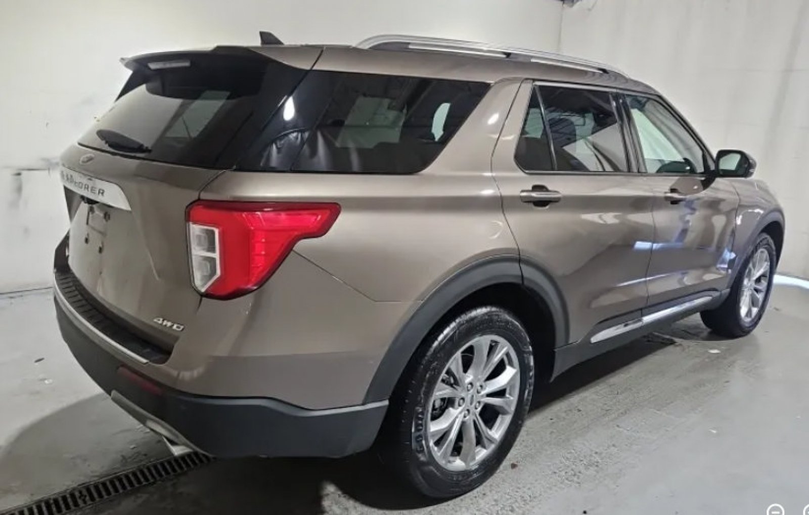 Used 2021 Ford Explorer Limited AWD/4WD image 3