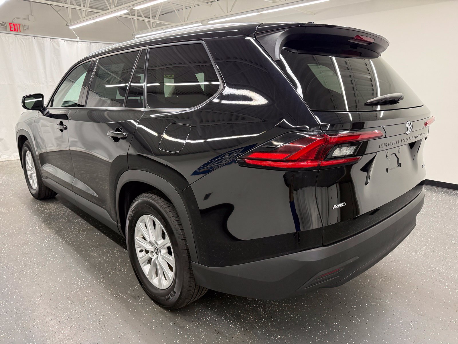Used 2025 Toyota Grand Highlander AWD image 3
