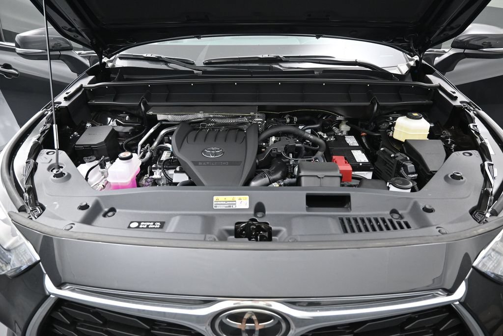 Certified 2026 Toyota Highlander Limited AWD/4WD image 40
