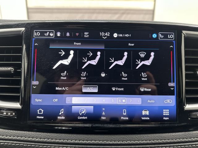 Used 2025 Chrysler Pacifica Limited AWD/4WD image 18