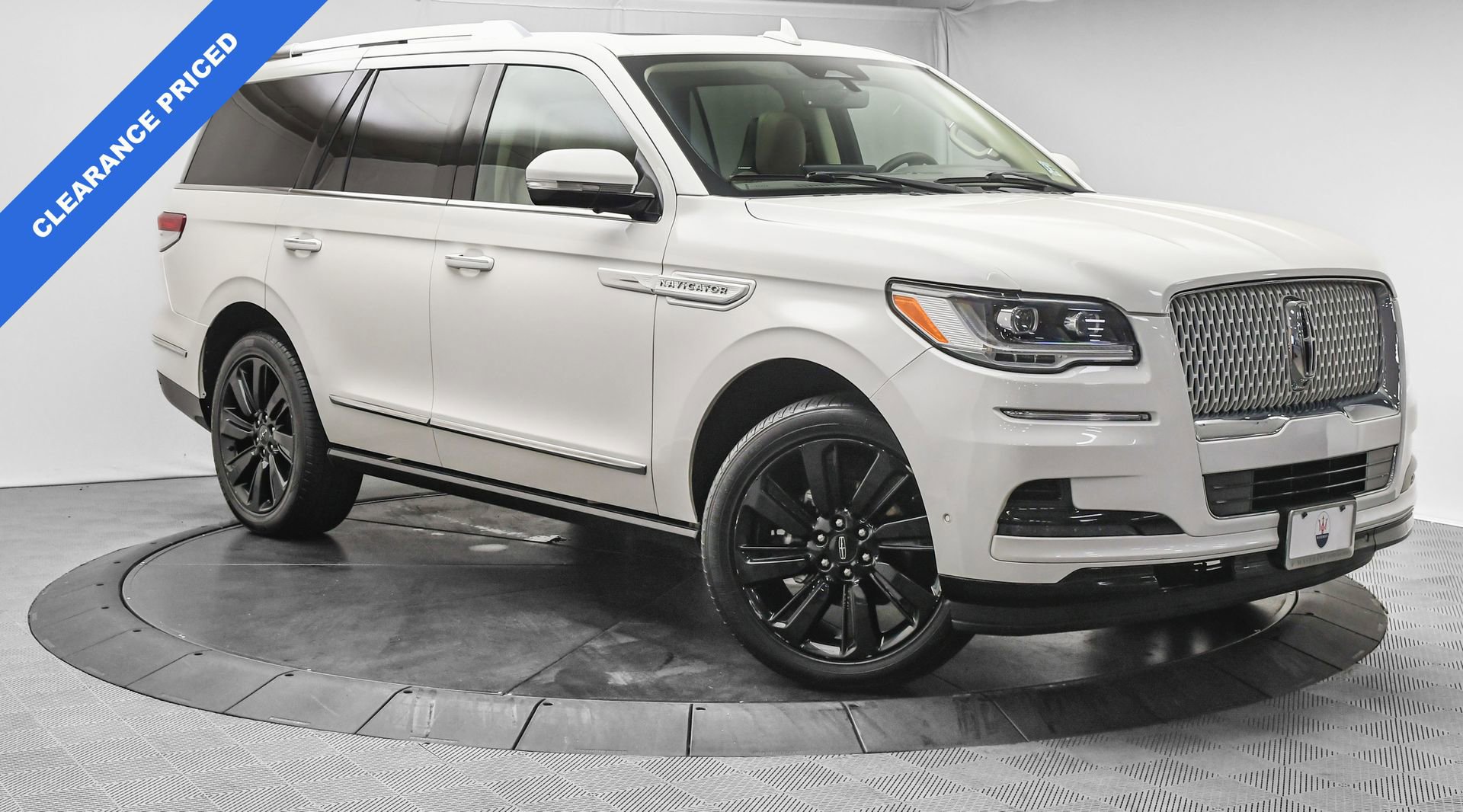 Used 2022 Lincoln Navigator Reserve image 1