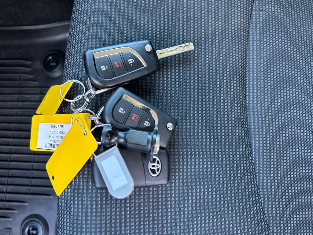 Certified 2022 Toyota RAV4 LE AWD/4WD image 28