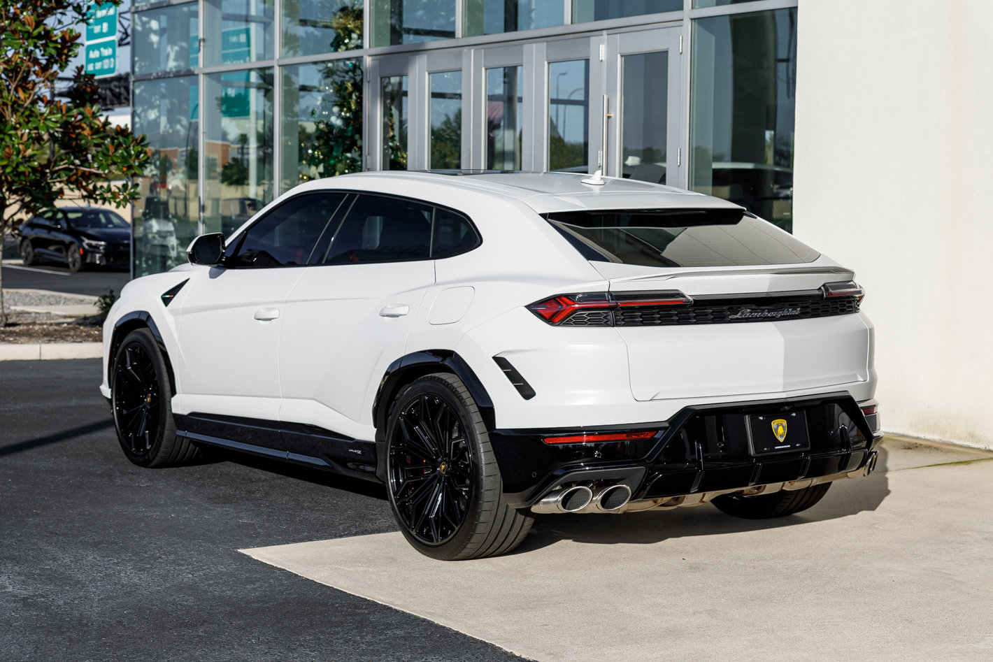 Used 2025 Lamborghini Urus SE image 14