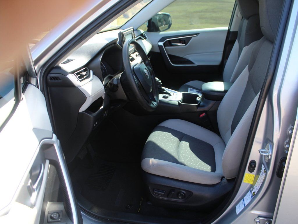 Used 2022 Toyota RAV4 XLE w/ Convenience Package image 4