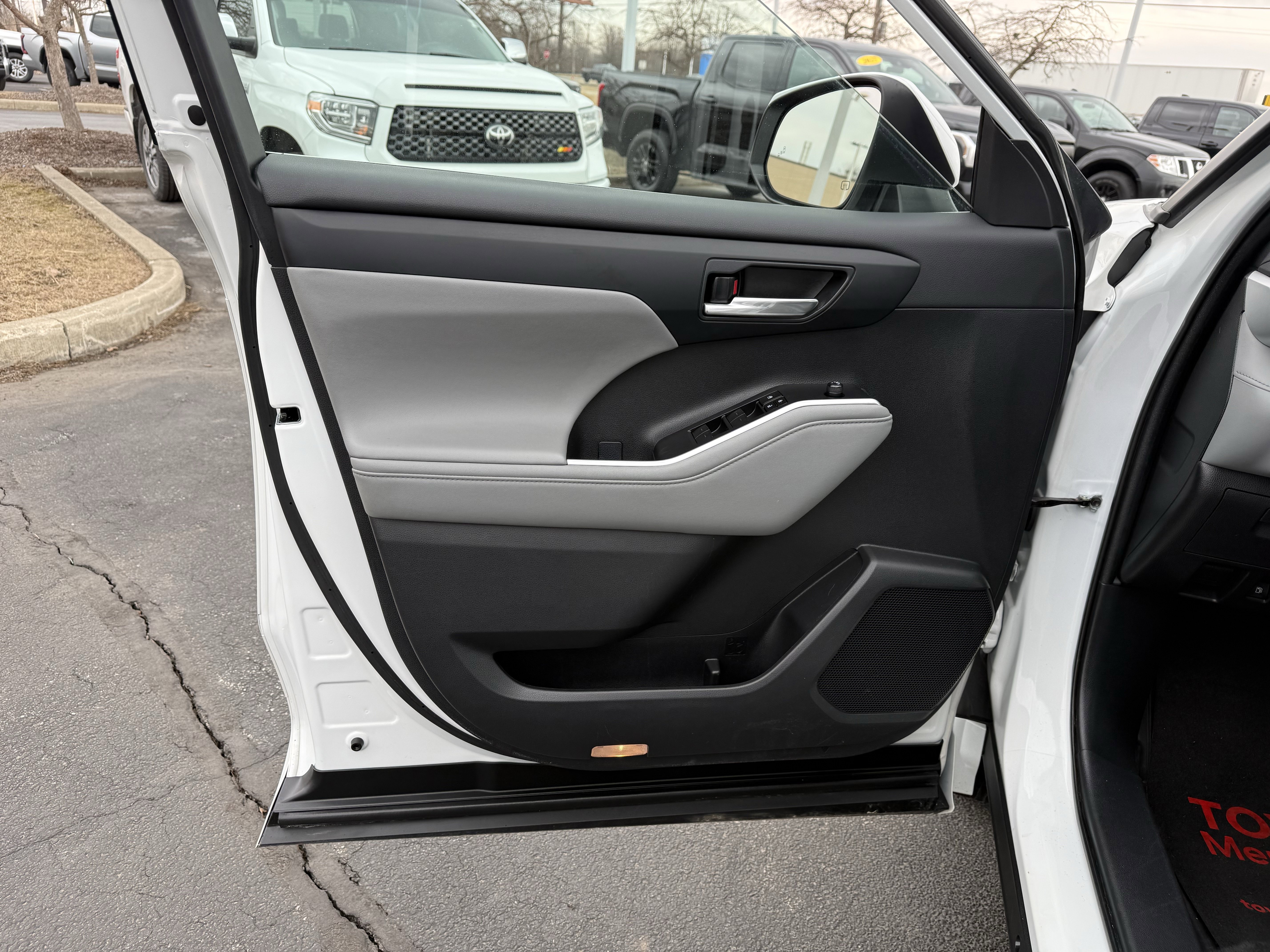 Used 2023 Toyota Highlander XLE image 21