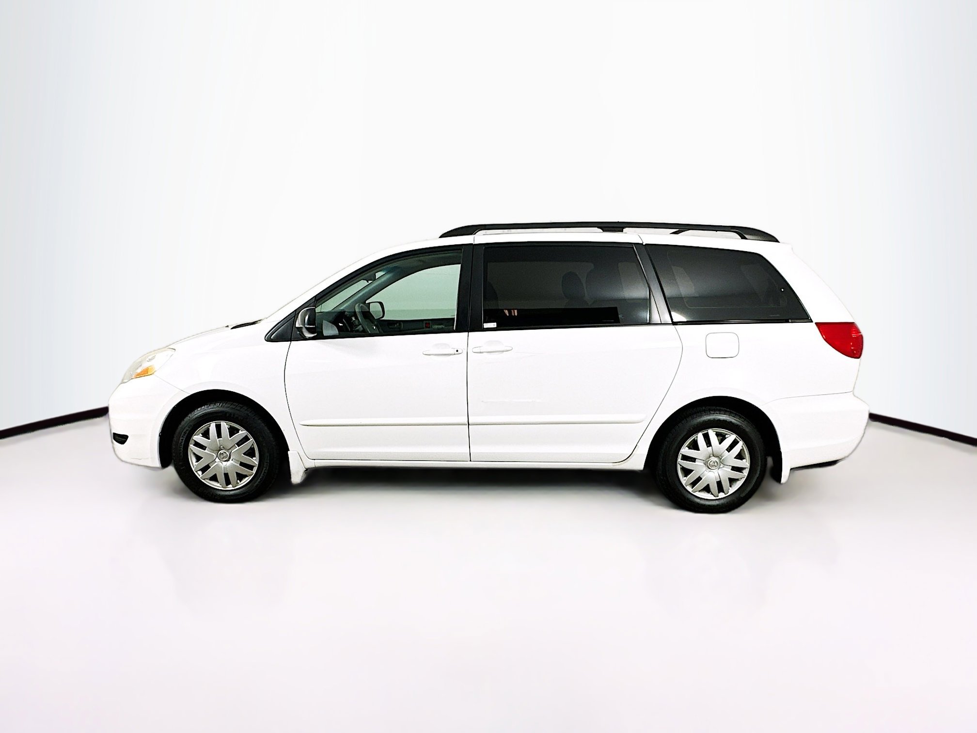 Used 2009 Toyota Sienna CE FWD image 4