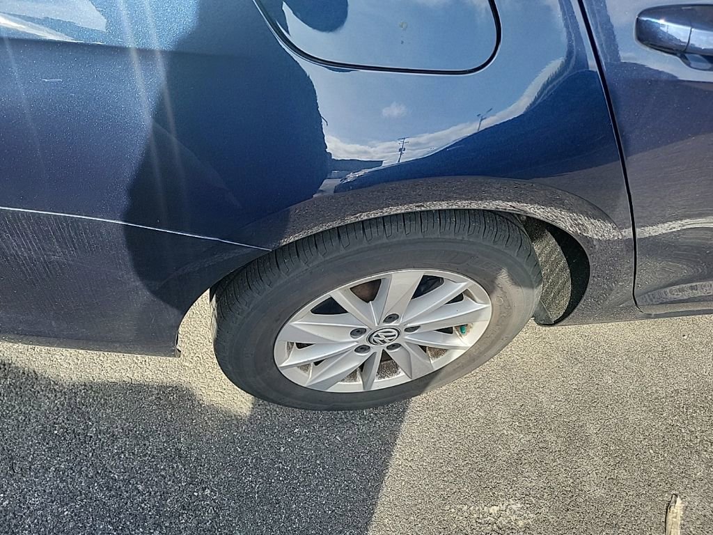 Used 2016 Volkswagen Golf S image 10