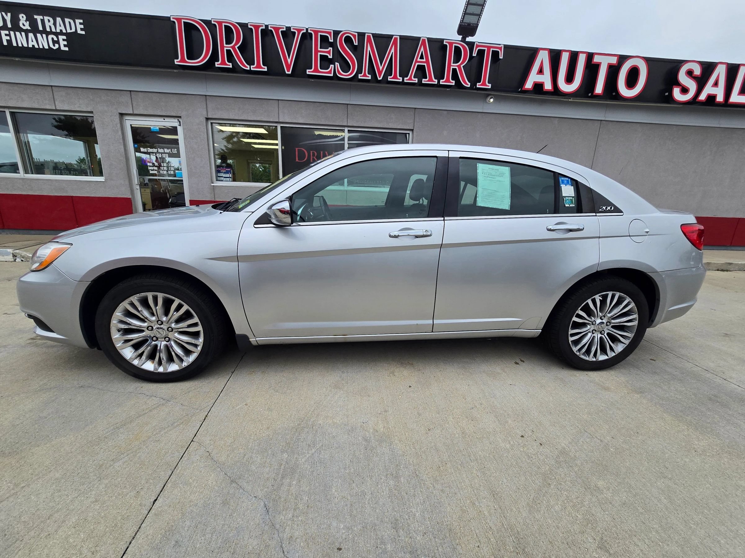 Used 2011 Chrysler 200 Limited FWD image 2