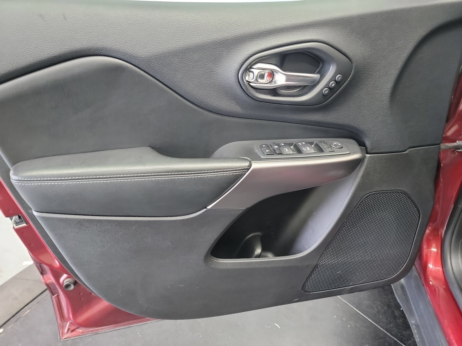 Used 2020 Jeep Cherokee Limited AWD/4WD image 13