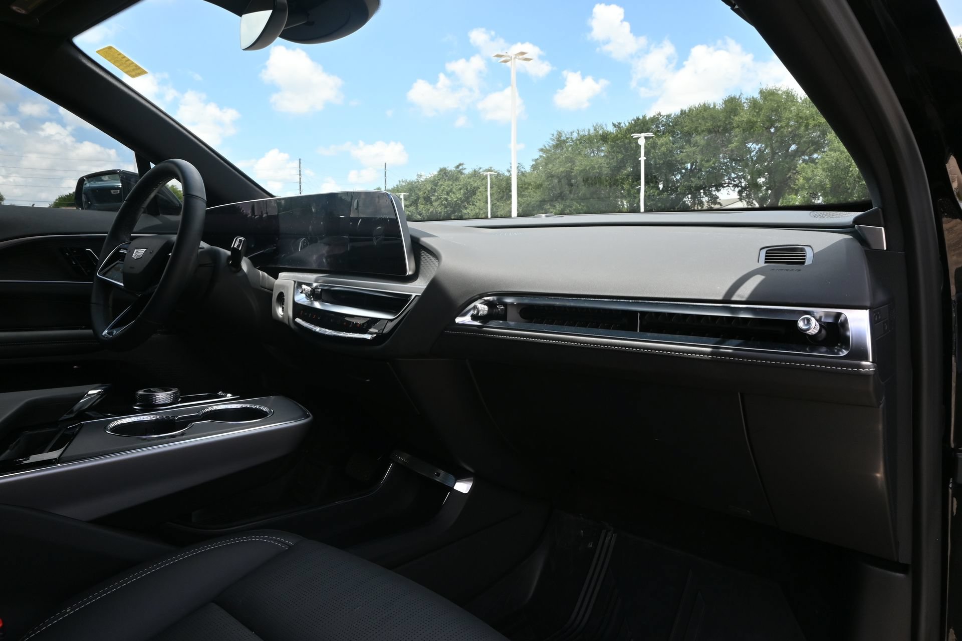 Used 2025 Cadillac Lyriq Luxury w/ LPO, Floor Liner Package AWD/4WD image 22