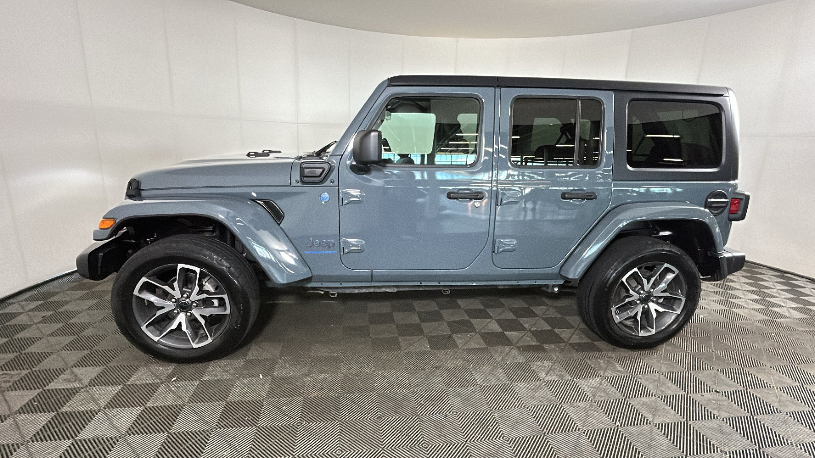 Used 2024 Jeep Wrangler Unlimited w/ Convenience Group AWD/4WD image 7