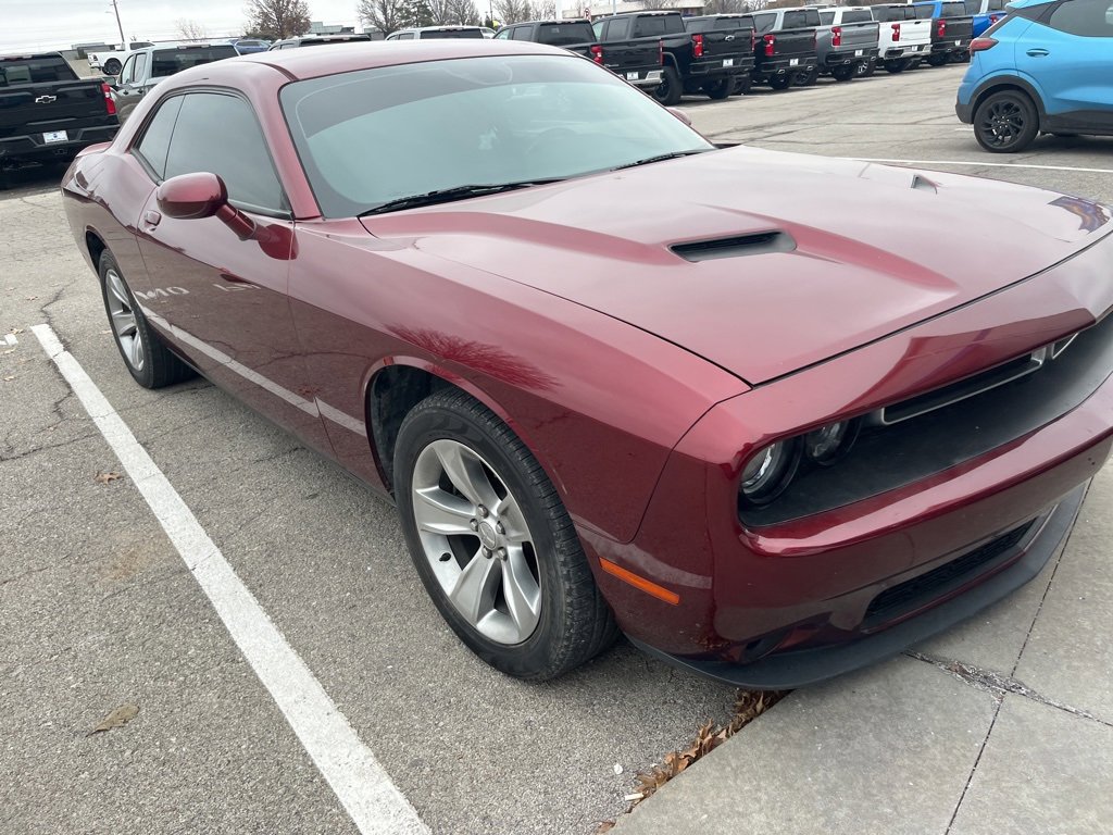 Used 2018 Dodge Challenger SXT image 1