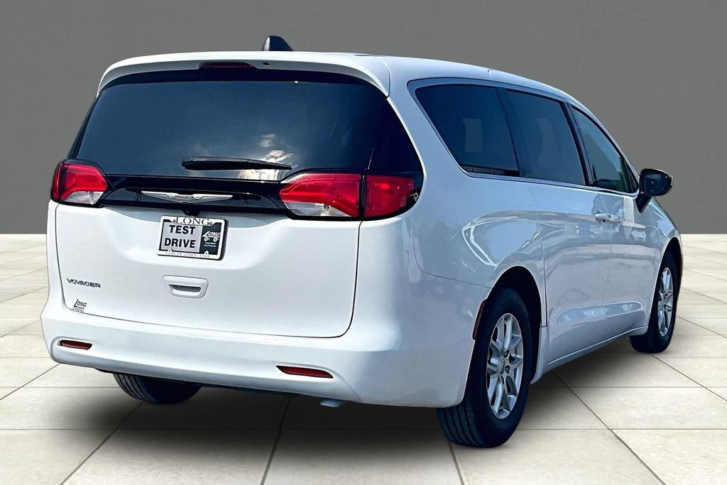 Used 2022 Chrysler Voyager LX FWD image 2