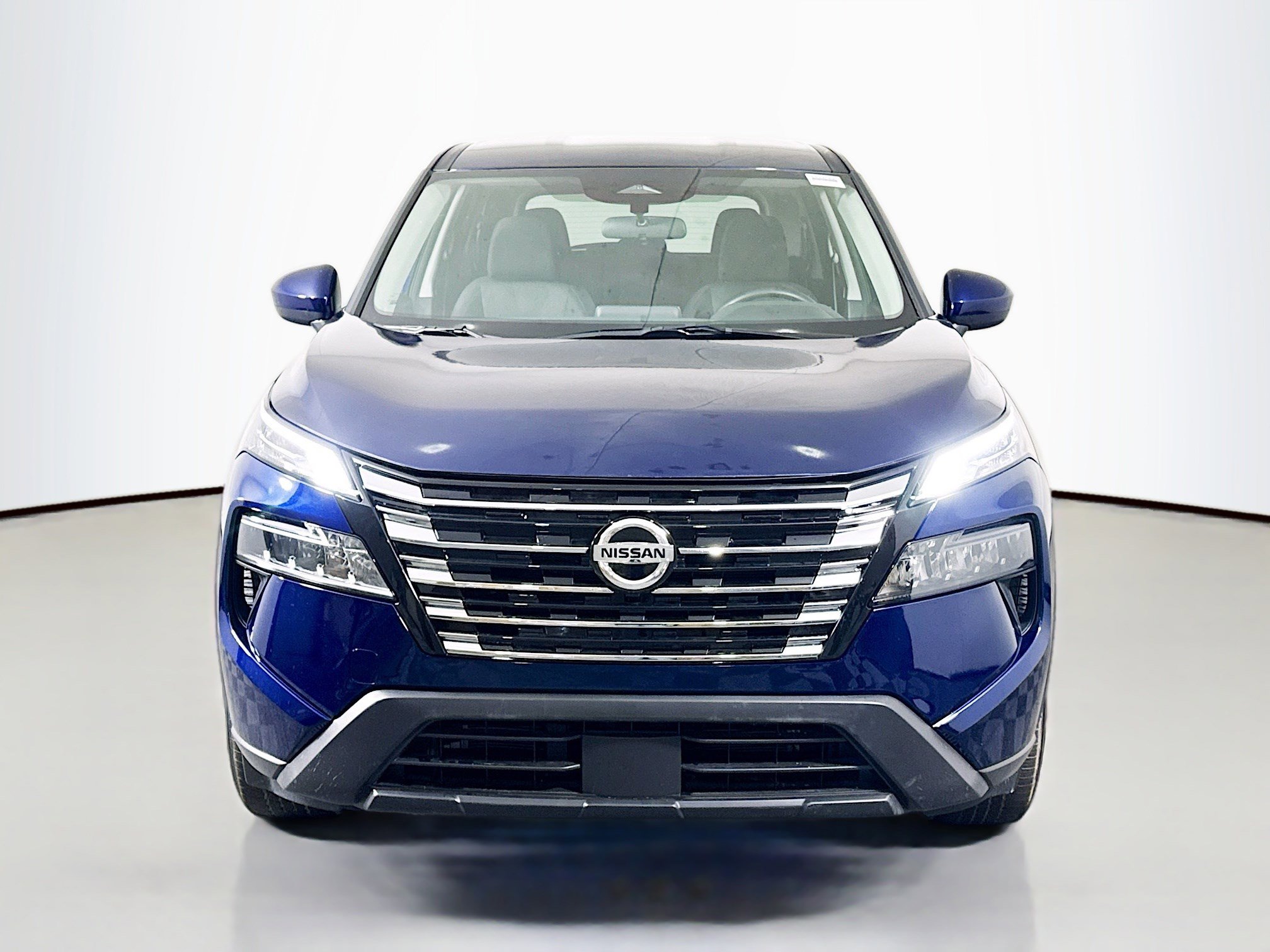 Used 2025 Nissan Rogue SV image 2