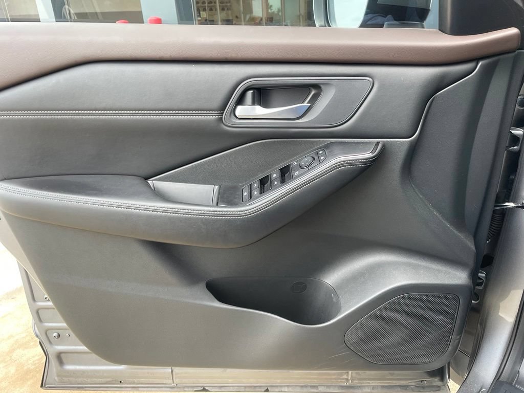 Certified 2022 Nissan Rogue SV w/ SV Premium Package FWD image 9