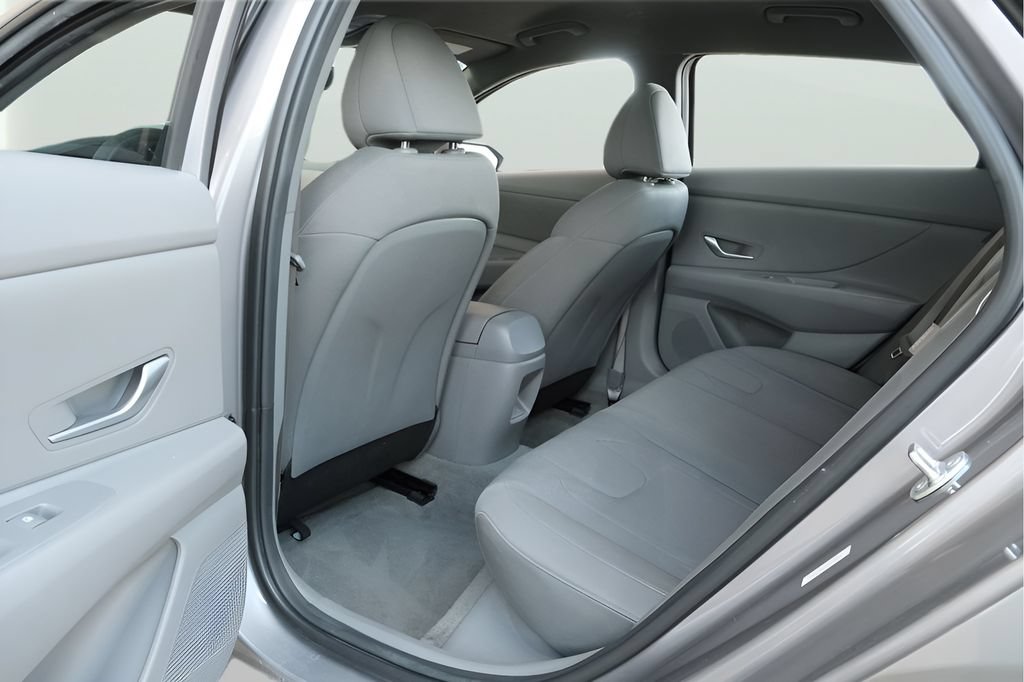 Used 2025 Hyundai Elantra SE FWD image 7