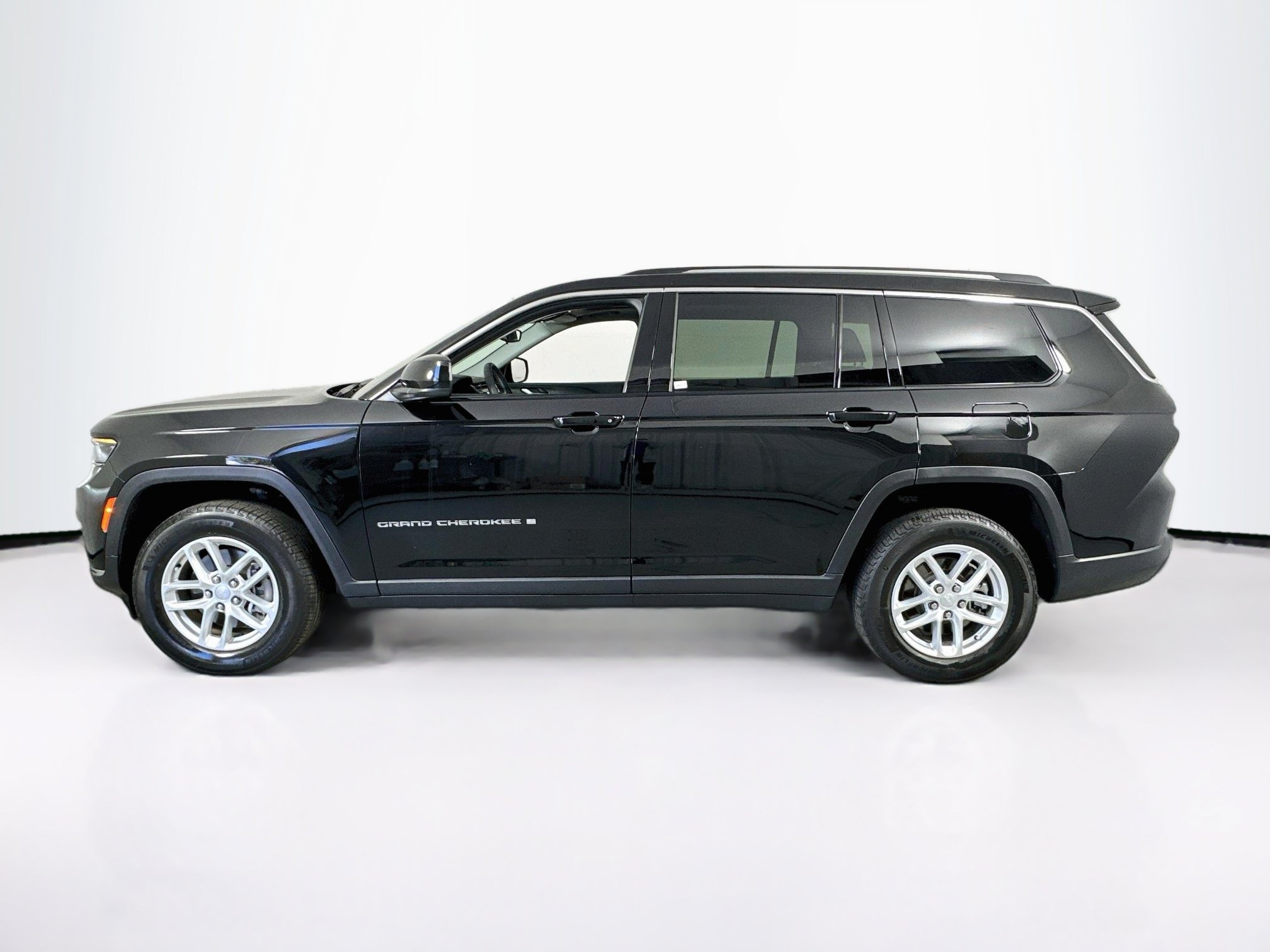 Used 2023 Jeep Grand Cherokee L Laredo w/ Luxury Tech Group I RWD image 8