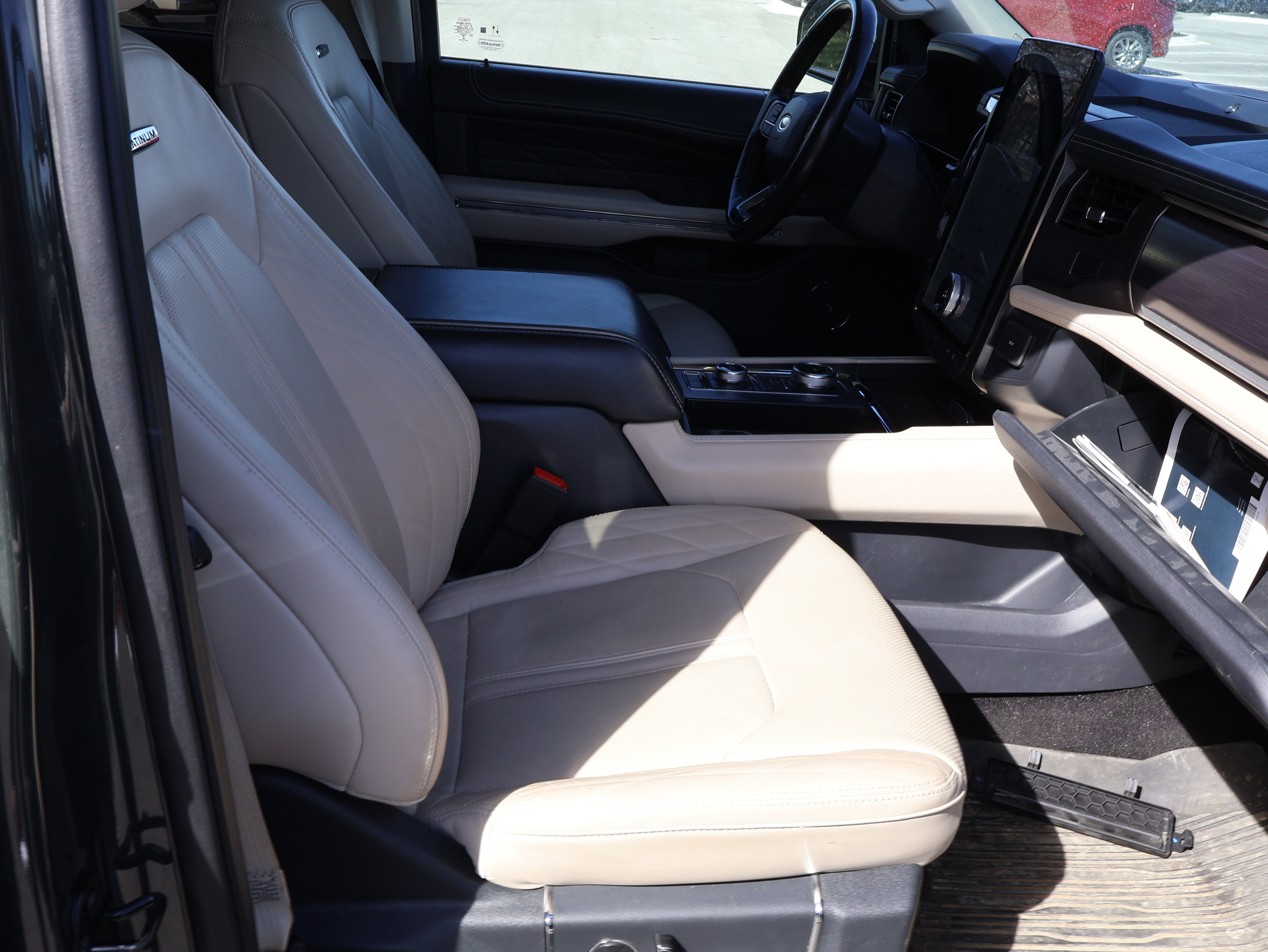 Used 2022 Ford Expedition Platinum image 11
