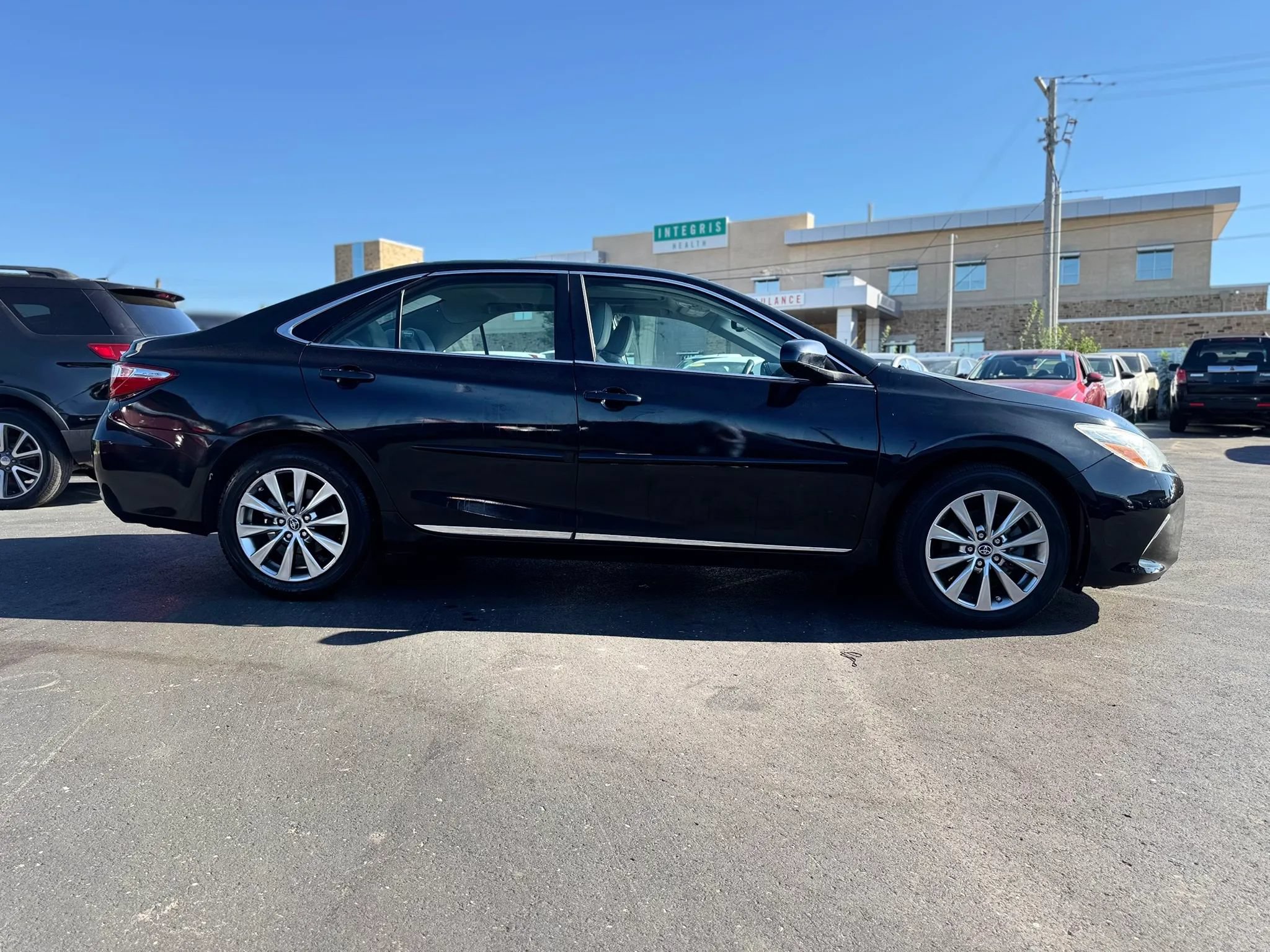 Used 2017 Toyota Camry XLE w/ Moonroof Package FWD image 2