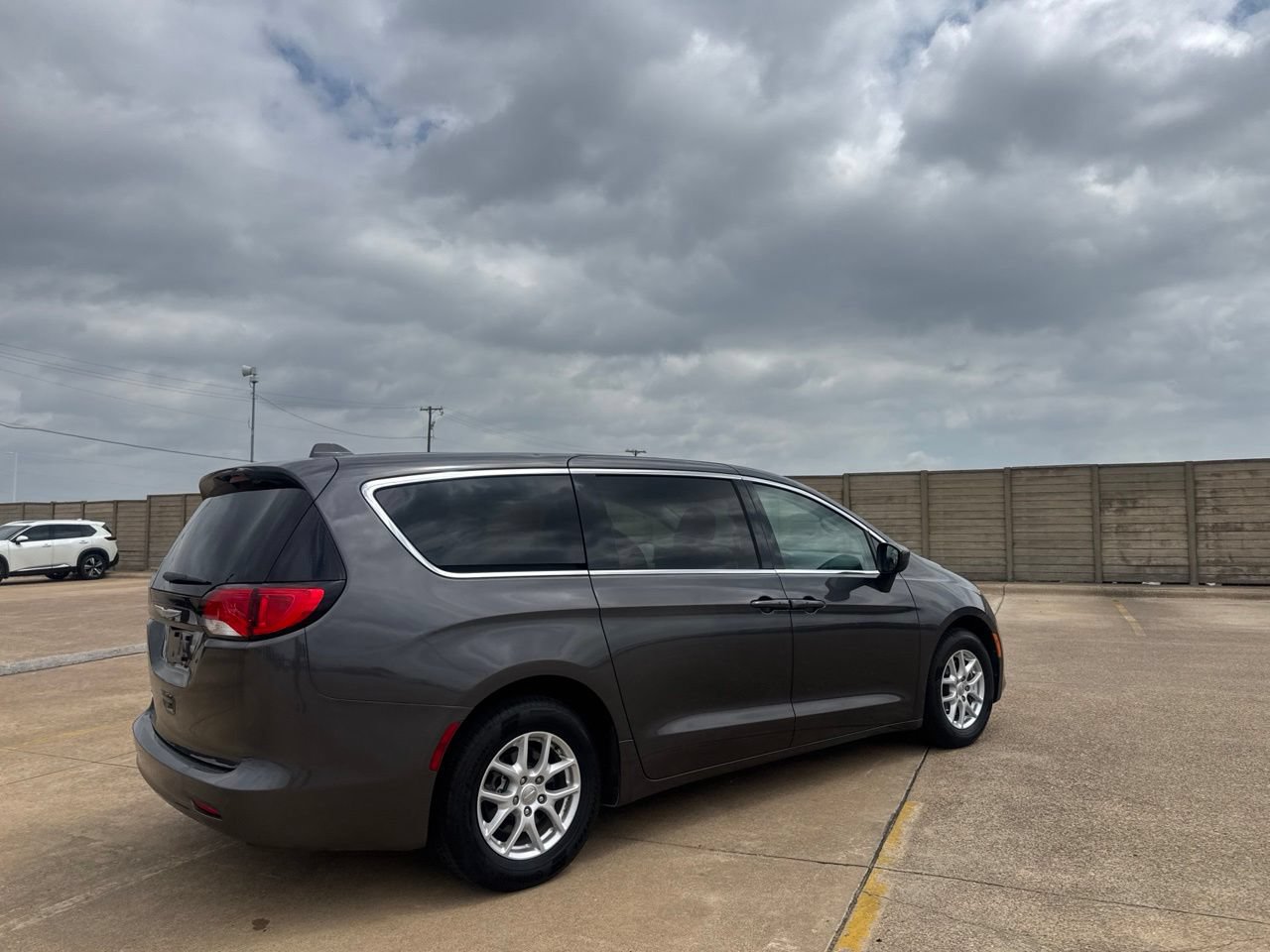 Used 2017 Chrysler Pacifica Touring FWD image 19