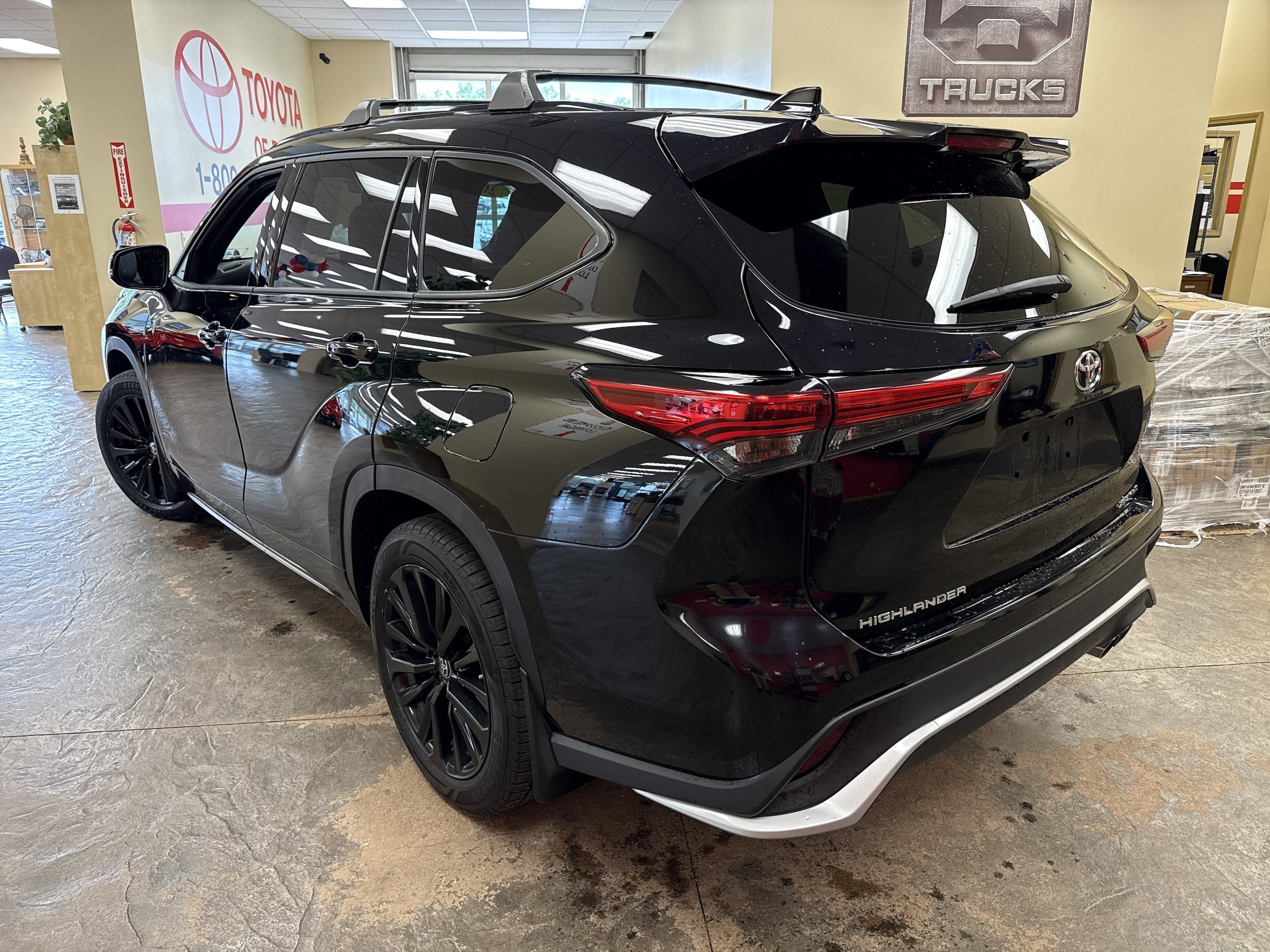 Used 2023 Toyota Highlander XSE AWD/4WD image 9