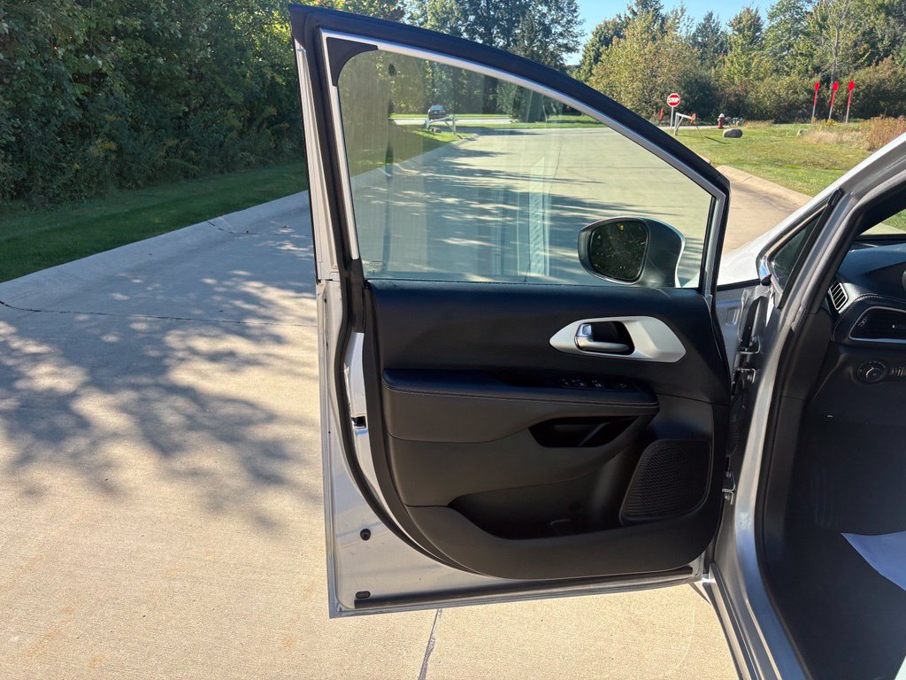 Used 2023 Chrysler Pacifica Touring FWD image 13