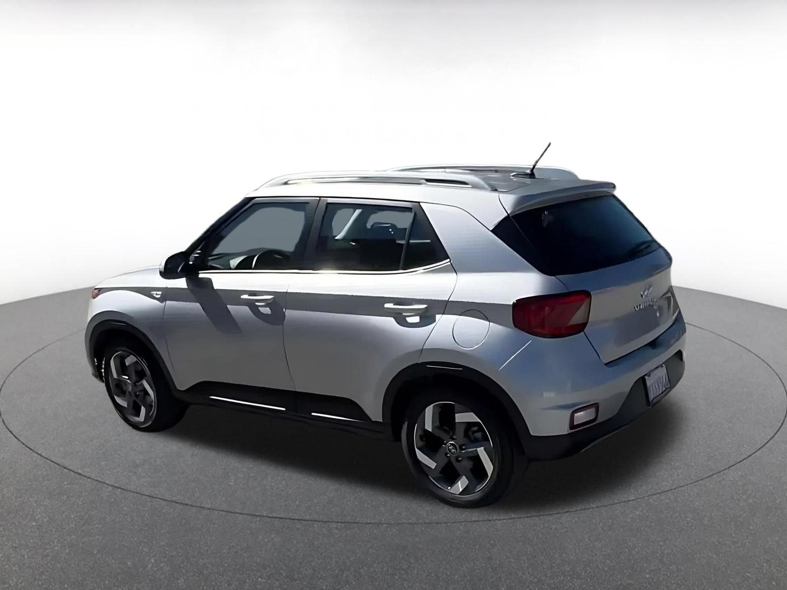 Used 2026 Hyundai Venue SEL FWD image 9