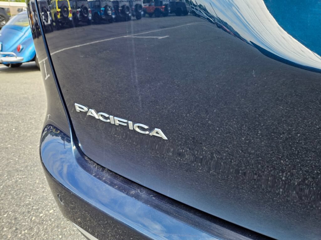Used 2025 Chrysler Pacifica Select FWD image 11