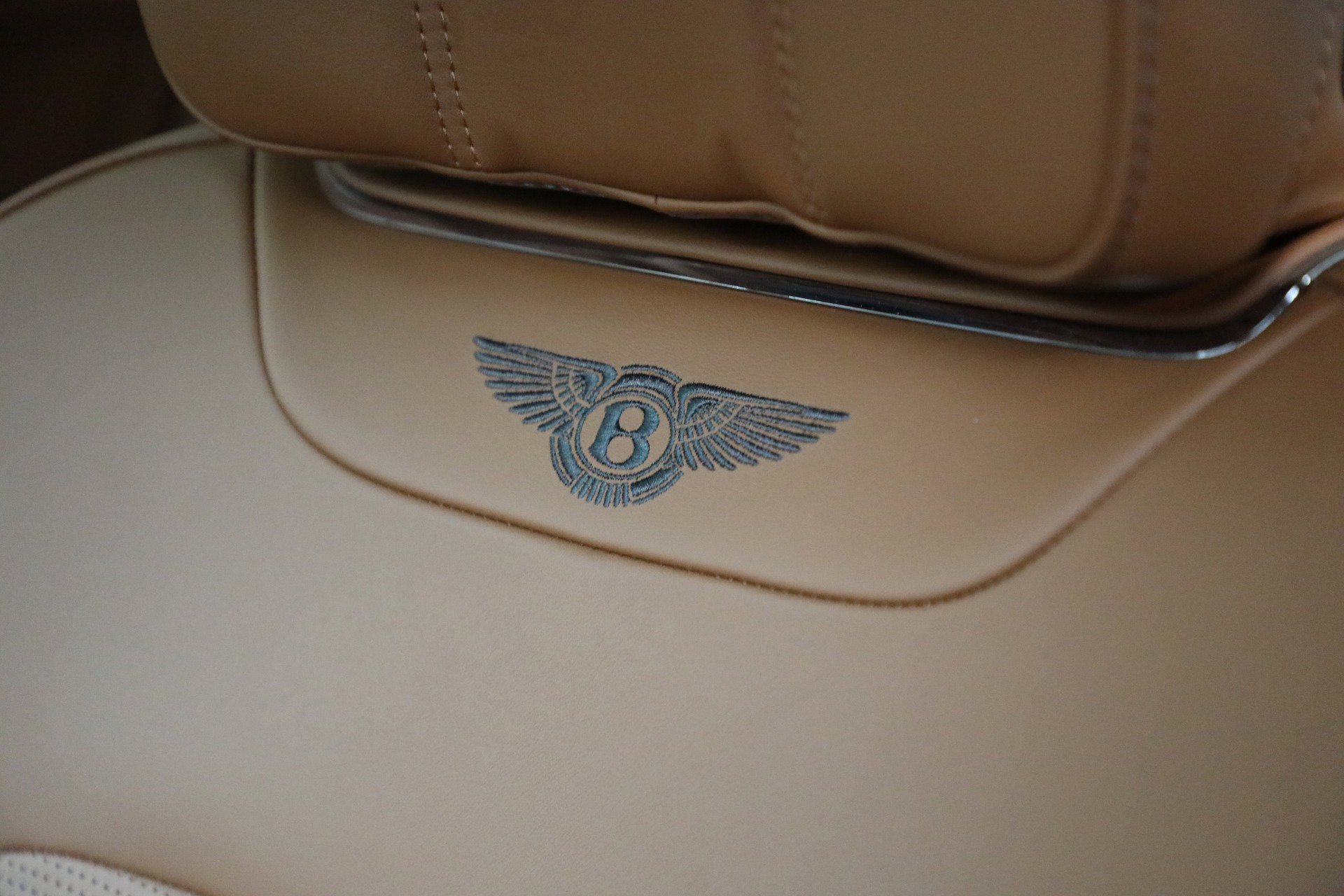 Certified 2018 Bentley Bentayga Onyx Edition image 17