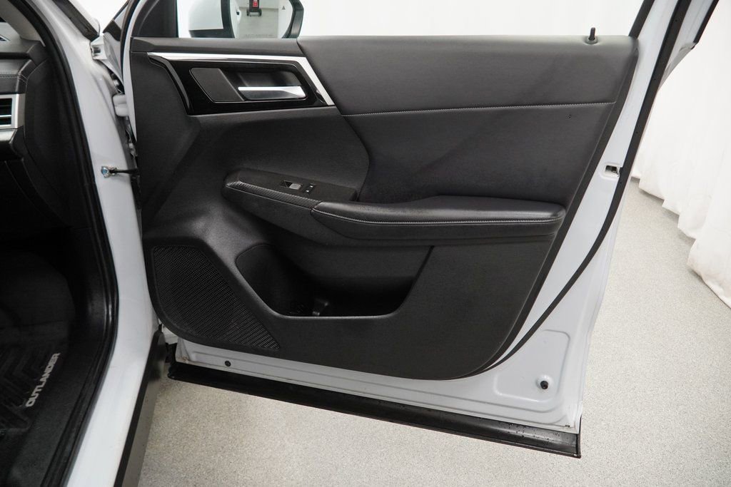 Used 2023 Mitsubishi Outlander SE image 48