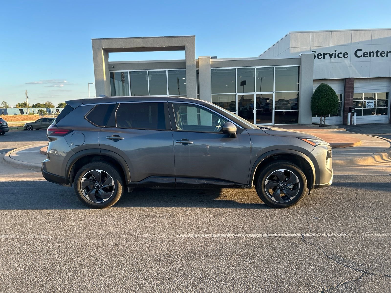 Used 2025 Nissan Rogue SV FWD image 4