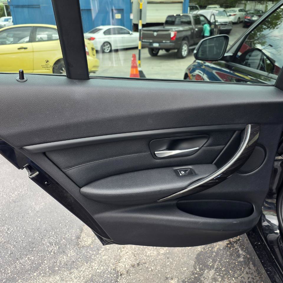 Used 2017 BMW 320i xDrive Sedan AWD/4WD image 32