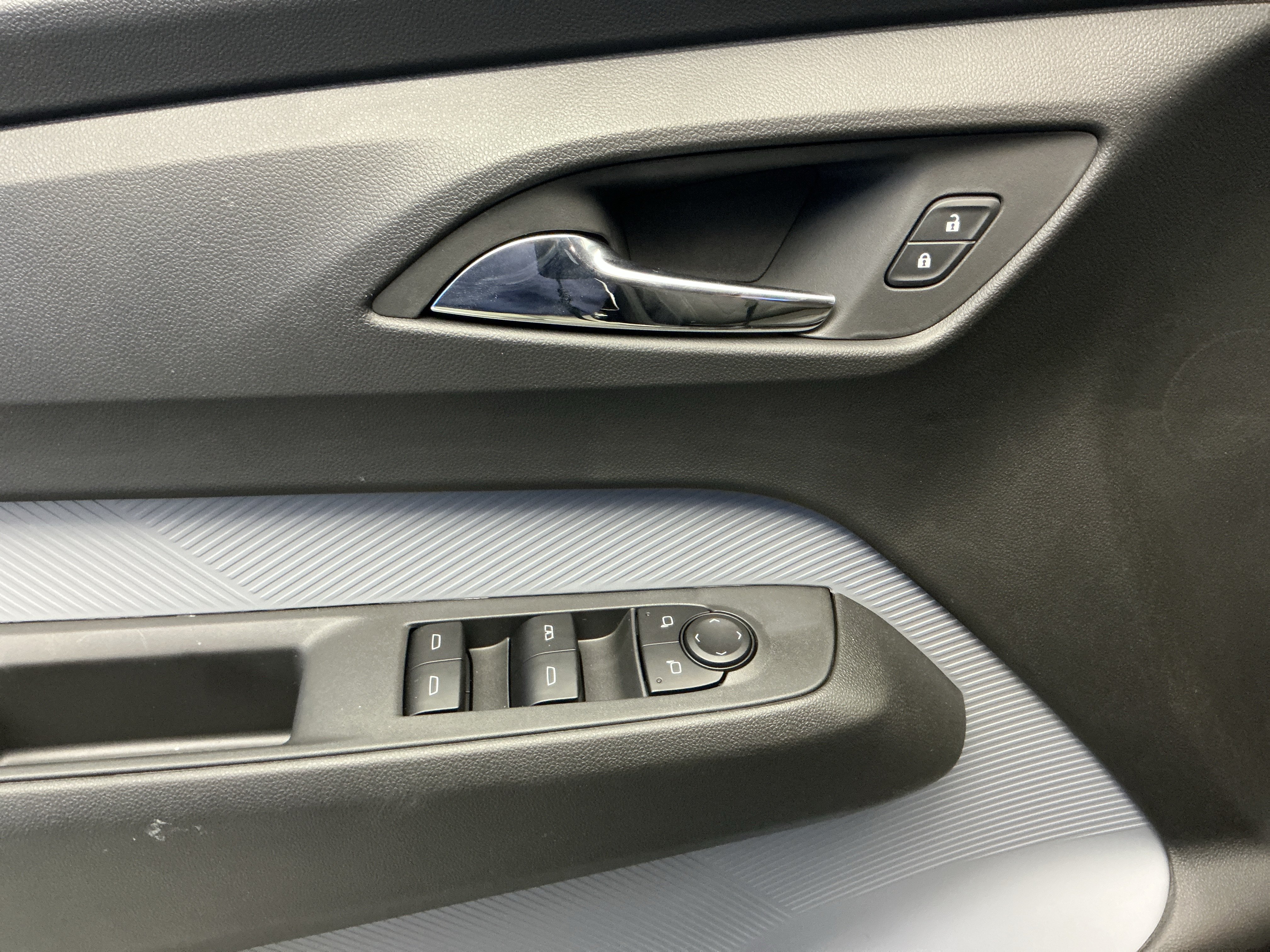 New 2027 Chevrolet Bolt LT w/ Comfort Package FWD image 9