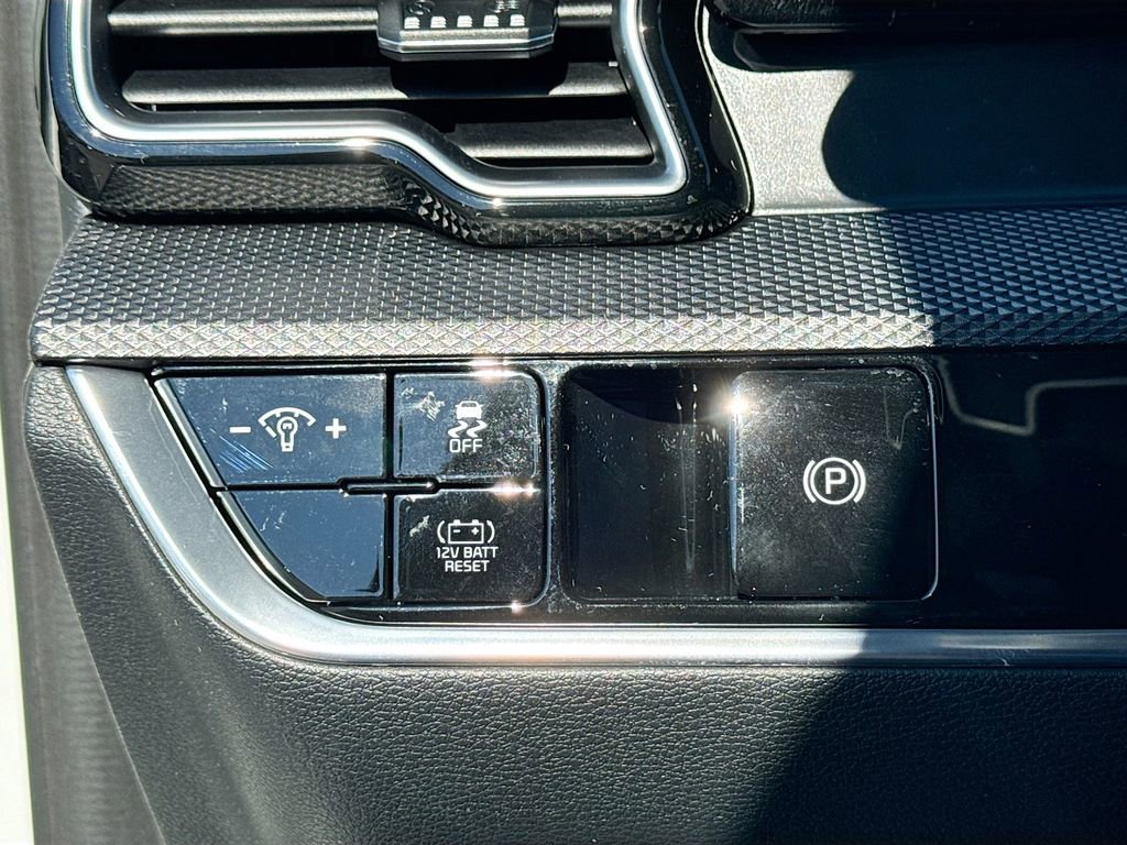 Certified 2025 Kia Sportage LX AWD/4WD image 13