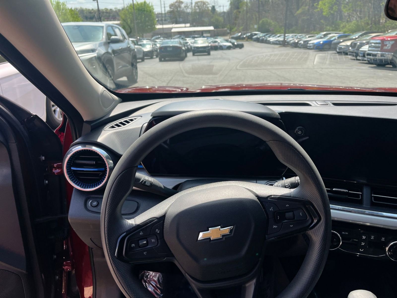 Used 2025 Chevrolet Trax LT FWD image 29