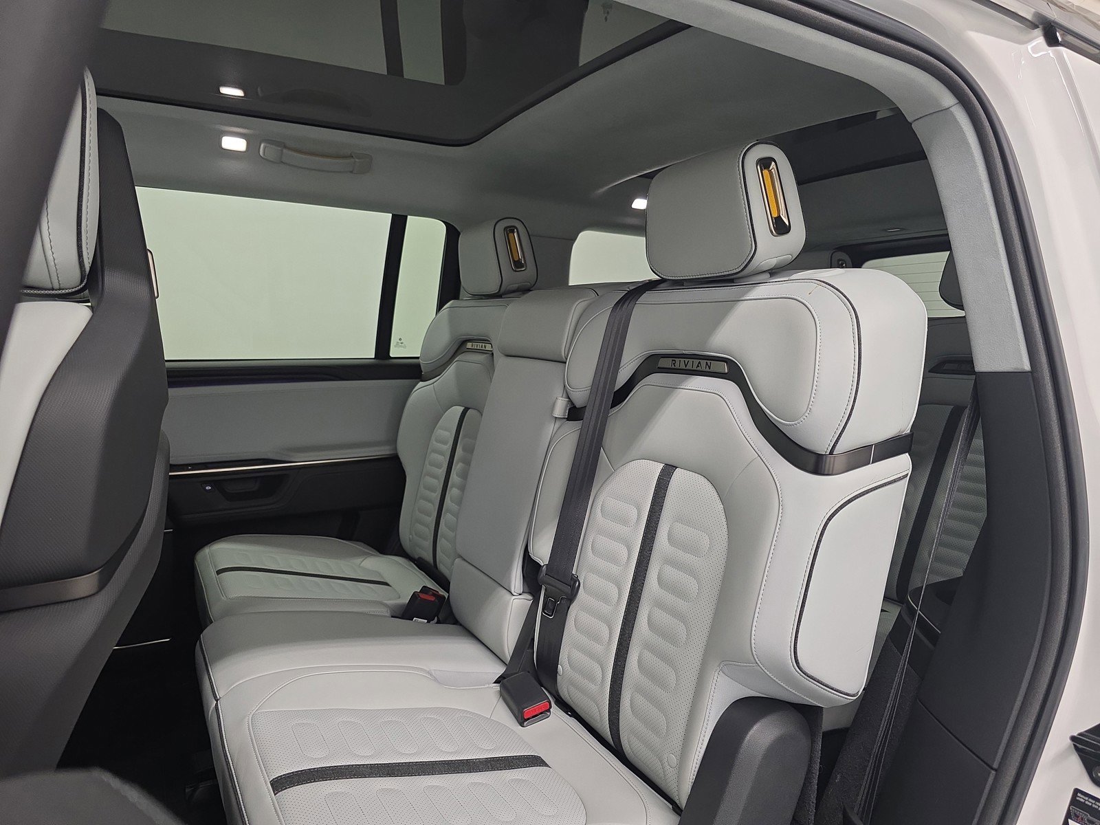 Used 2025 Rivian R1S Adventure AWD/4WD image 21