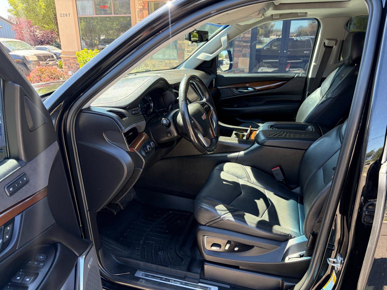 Used 2018 Cadillac Escalade Luxury AWD/4WD image 4