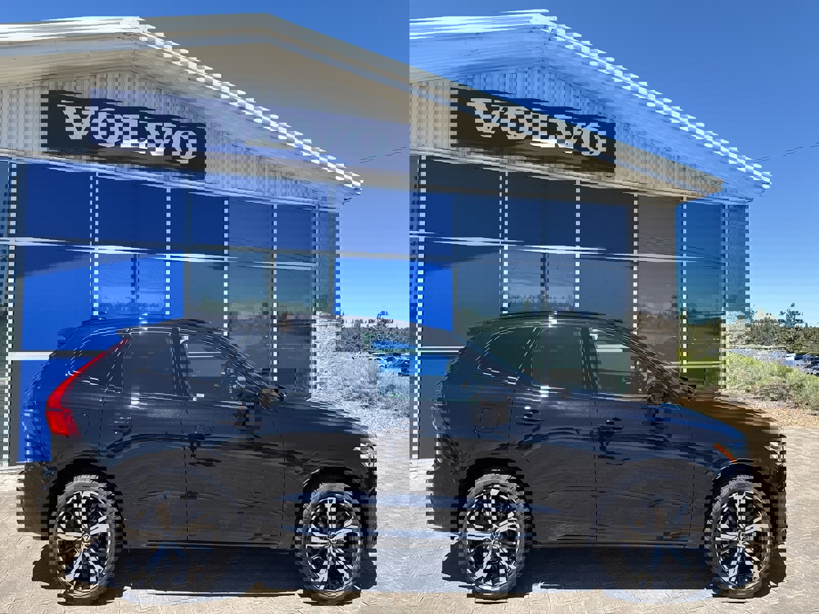 Certified 2025 Volvo XC60 B5 Ultra w/ Protection Package Premier image 5