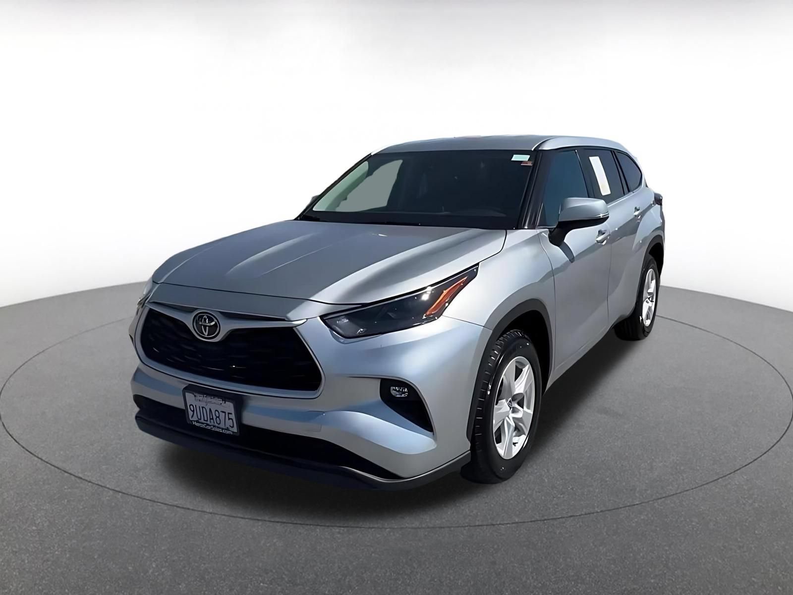 Used 2025 Toyota Highlander LE FWD image 7