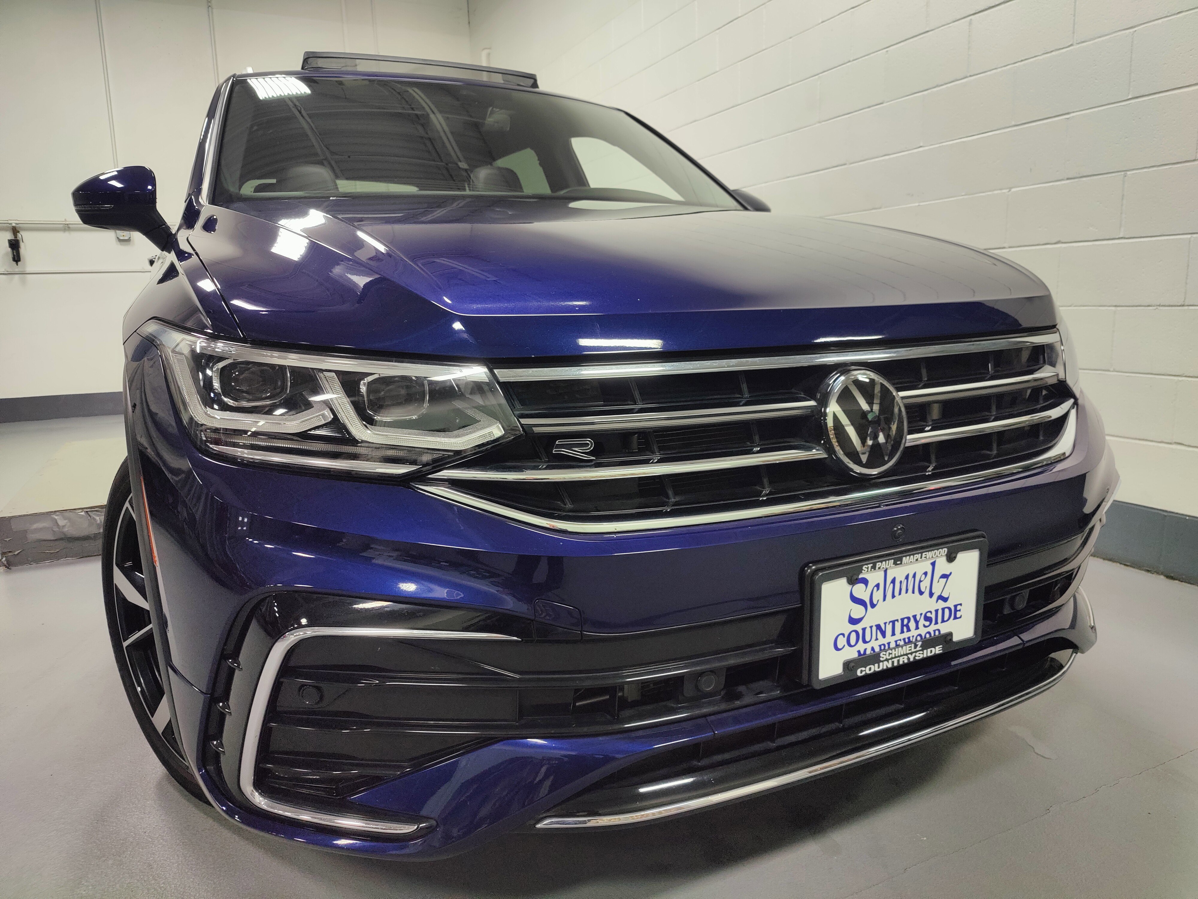 Used 2024 Volkswagen Tiguan SEL R-Line image 2