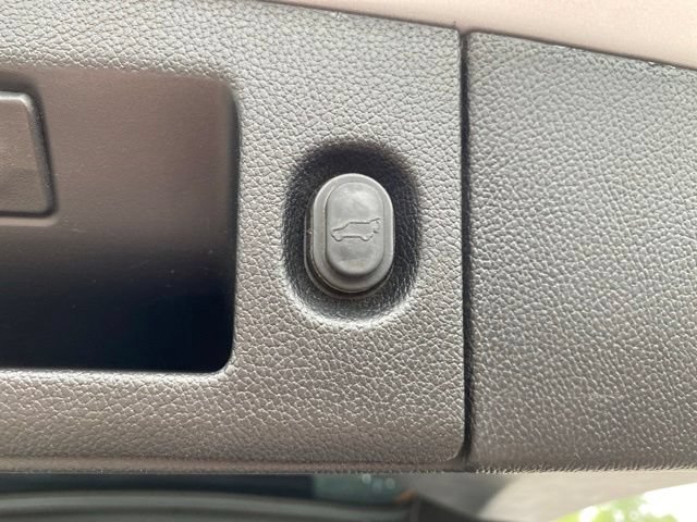 Used 2020 Chevrolet Suburban LT AWD/4WD image 32