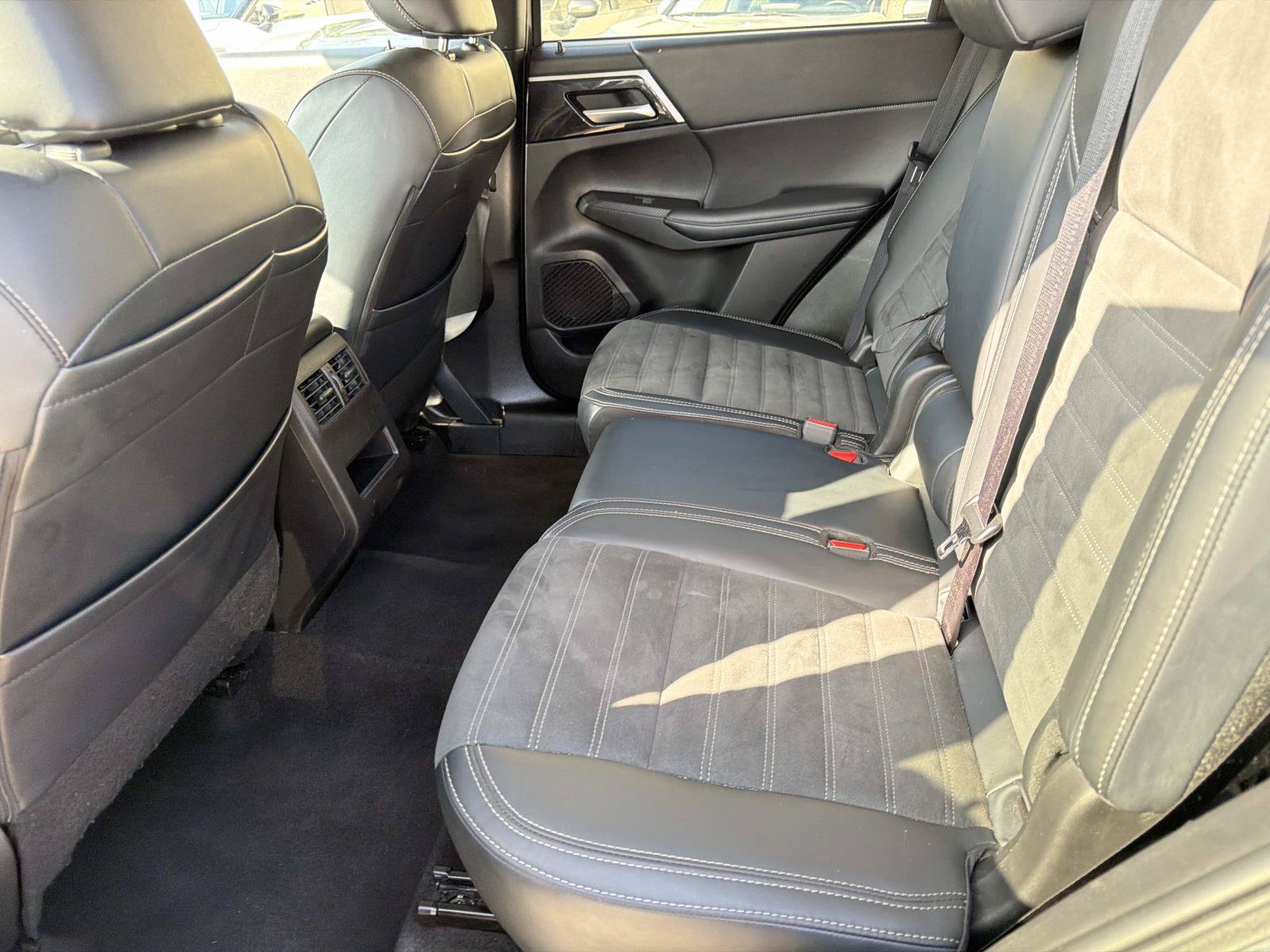 Used 2024 Mitsubishi Outlander AWD image 14
