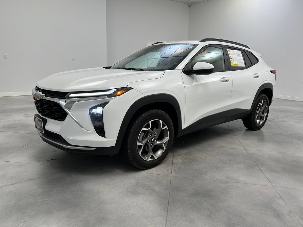 Used 2025 Chevrolet Trax LT FWD image 4